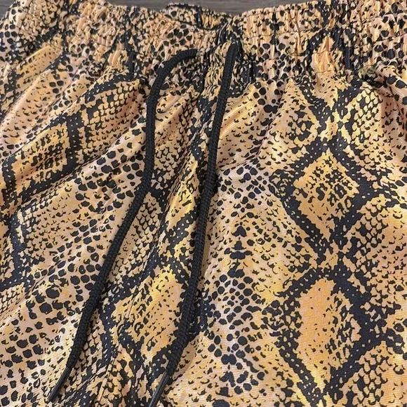NWT [Nike] Loose Fit Rebel Fly Snakeskin Gold/Black Basketball Shorts Women’s S - Picture 8 of 14